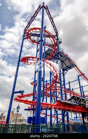 Soarin' Eagle Achterbahn auf Coney Island, Brooklyn, New York City während des Wintertages mit bewölktem Himmel, Blick aus dem niedrigen Winkel, keine Menschen, vertikal Stockfoto