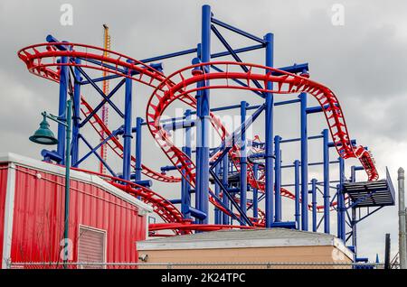 Soarin' Eagle Achterbahn auf Coney Island, Brooklyn, New York City während des Wintertages mit bewölktem Himmel, Blick aus dem niedrigen Winkel, Gebäude vorne, horiz Stockfoto