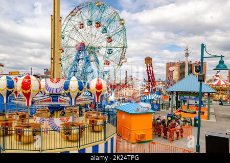 Luna Park Vergnügungspark auf Coney Island, Brooklyn, verschiedene Fahrgeschäfte und Menschen warten in der Schlange während des Jewish National Day, New York City, Wintertag w Stockfoto