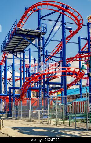 Soarin' Eagle Rollercoaster rot und blau, Nahaufnahme im Luna Park Amusement Park, Coney Island, Brooklyn, New York City während des Wintertages mit c Stockfoto