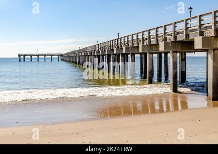 Pat Auletta Steeplechase Pier am Coney Island Beach, Blick von der Seite, Keine Menschen, Brooklyn, New York City an sonnigen Wintertagen klarer Himmel, Horizont Stockfoto