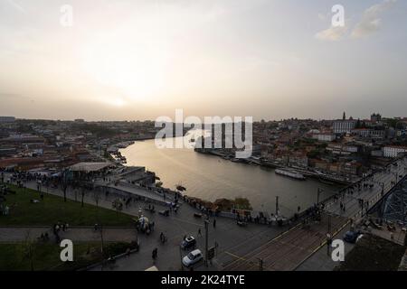 Porto, Portugal. März 2022. Panoramablick auf die Stadt bei Sonnenuntergang Stockfoto