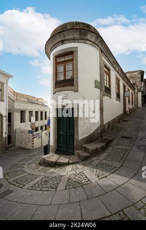 Porto, Portugal. März 2022. Blick auf die typischen alten Häuser in der Innenstadt Stockfoto