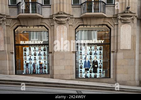 Porto, Portugal. März 2022. Außenansicht des Luxusladens der Marke Burberry im Stadtzentrum Stockfoto