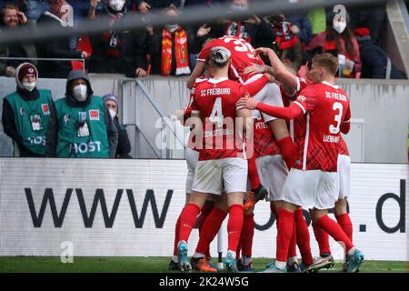 Die Freiburger Spieler jubeln den zwischenzeitlichen 1:1 Vergleich von Nils Petersen (Freiburg) im Spiel der 1. FBL: 21-22: 28. Spt. SC Freiburg / Stockfoto