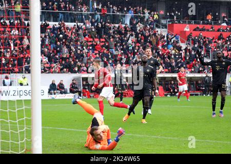 Torschuetze, Torschütze zum 1:1 Vergleich, Nils Petersen (Freiburg) dreht jubelnd ab, Dayot Upamecano (FC Bayern München), Joshua Kimmich (FC Bayern M Stockfoto