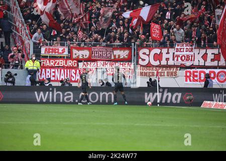 Joshua Kimmich (FC Bayern München) bejubelt mit Torschuetze, Torschütze Serge Gnabry (FC Bayern München) das Tor zum 1:2 vor der Bayern Kurve beim SPI Stockfoto