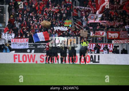 Die Bayern-Spieler jubeln vor den mitgereisten Fans in der Bayen-Kurve nach dem Schlußpfiff den 4:1 Auswärtssieg beim SC Freiburg im Spiel der 1. FBL Stockfoto