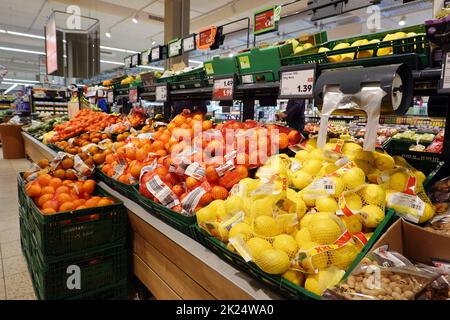 große Auswahl an einem Obst- und Gemeinschaftsstand in einem Supermarkt Stockfoto