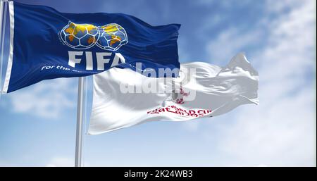 Doha, Katar, Januar 2022: Flaggen mit FIFA und Qatar 2022 WM-Logo winken im Wind. Die Veranstaltung ist in Katar vom 21. November bis 18 De geplant Stockfoto