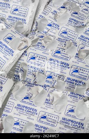 Ein Stapel leerer, in Blisterpackungen verpackter Schmerzmittel NSAID Ibuprofen (Galpharm Healthcare). Für Medicare, NHS, Big Pharma, Schmerzmittel, Drogenmangel Stockfoto