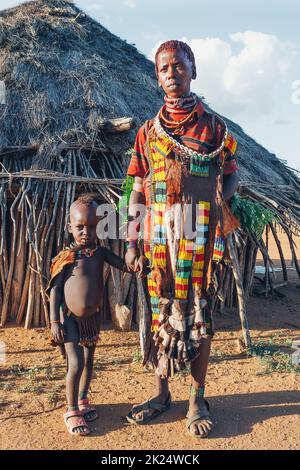 Turmi, Omo River Valley, Äthiopien - 10. Mai 2019: Porträt einer schönen Frau mit Kindern im Dorf Hamar. Hamars sind der ursprüngliche Stamm im Süden Stockfoto