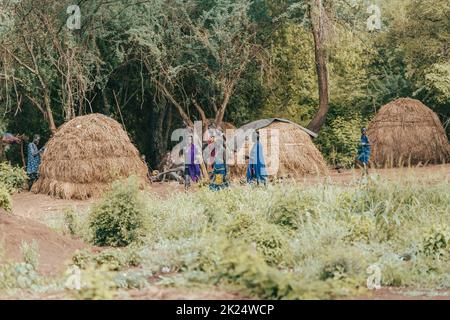 Omo-Tal, Äthiopien - 6. Mai 2019: Authentisches Dorf der wildesten und gefährlichsten afrikanischen Mursi-Volksstämme, die nach ursprünglichen Traditionen leben Stockfoto