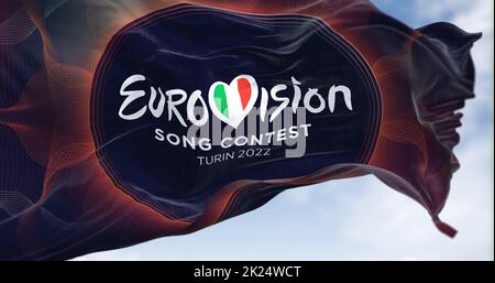 Turin, Italien, Januar 2022: Die Flagge des Eurovision Song Contest 2022-Logos winkt im Wind. Die Ausgabe 2022 findet in Turin, Italien statt Stockfoto