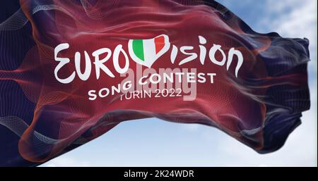 Turin, Italien, Januar 2022: Die Flagge des Eurovision Song Contest 2022-Logos winkt im Wind. Die Ausgabe 2022 findet in Turin, Italien statt Stockfoto
