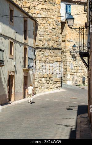 SEPULVEDA, SPANIEN - 12. SEPTEMBER 2021: Architektur in der mittelalterlichen Stadt Sepulveda, einem der schönsten Dörfer Spaniens, im Pro gelegen Stockfoto