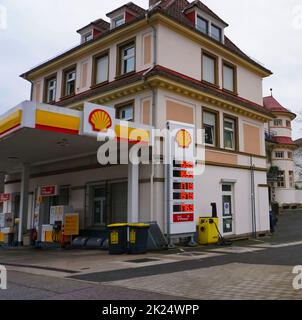Dortmund, Deutschland - 28. Dezember 2021: ROHBRENNSTOFFE und Tankstelle in Dortmund, Deutschland - 28. Dezember 2021 Stockfoto
