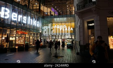 Aachen, 03. Januar 2022: Die Menschen gehen am 3. Januar 2022 in Aachen auf der Aquis Plaza, einem modernen Einkaufszentrum Stockfoto