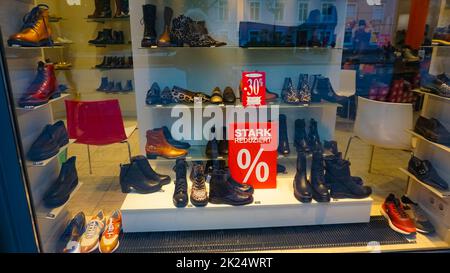 Baden-Baden, Deutschland - 29. Dezember 2021: Schuhgeschäft in Baden-Baden, Deutschland am 29. Dezember 2021 Stockfoto