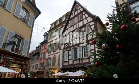 Colmar, Frankreich - 30. Dezember 2021: Altes Gebäude in Colmar, im Elsass, Frankreich. Stockfoto