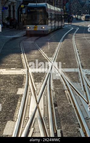 GENT, BELGIEN - 20. AUGUST 2013: Stadtszene, Straßenbahn in der Stadt Gent, Belgien Stockfoto