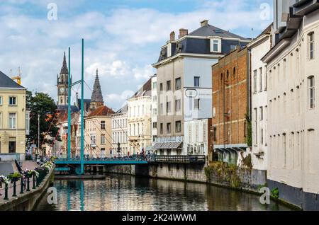 GENT, BELGIEN - 20. AUGUST 2013: Stadtszene, Flussufer in der Stadt Gent, Belgien Stockfoto