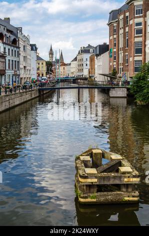 GENT, BELGIEN - 20. AUGUST 2013: Stadtszene, Flussufer in der Stadt Gent, Belgien Stockfoto