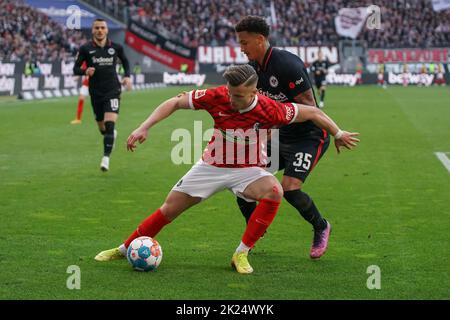 Geschickt schirmt Ermedin Demirovic (SC Freiburg) den Ball vor Tuta (Eintracht Frankfurt) ab dem Spiel der 1. FBL: 21-22: 29. Spt. Eintracht Frankfu Stockfoto