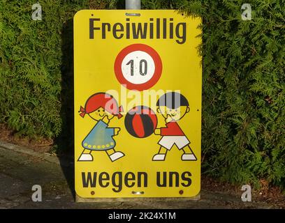 Neumünster, Deutschland - 16. April 2022: Ein selbstlackiertes Verkehrsschild für die Geschwindigkeitsbegrenzung von 10 km/h wegen spielender Kinder Stockfoto