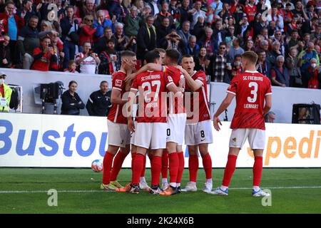 Roland Sallai (Freiburg/ganz links) zielte zwei Tore beim 3:0 Sieg im Spiel und wird von den Kollegen feiern im Spiel der 1. FBL: 21-22: 30. S Stockfoto