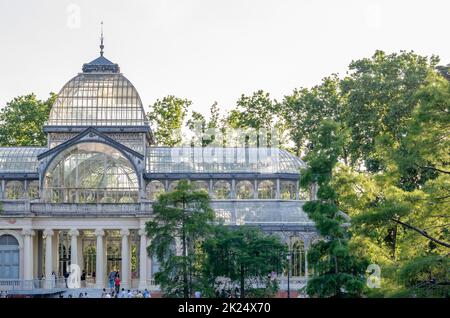 MADRID, SPANIEN - 30. MAI 2021: Palacio de Cristal ('Glaspalast'), eine Metall- und Glasstruktur im Retiro Park in Madrid, Spanien, erbaut 1 Stockfoto