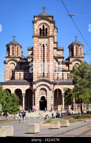 Belgrad, Serbien - 19. September 2021: Menschen, die an warmen Sommertagen vor dem berühmten Markusplatz spazieren. Die Kirche des heiligen Markus ist serbisch Stockfoto