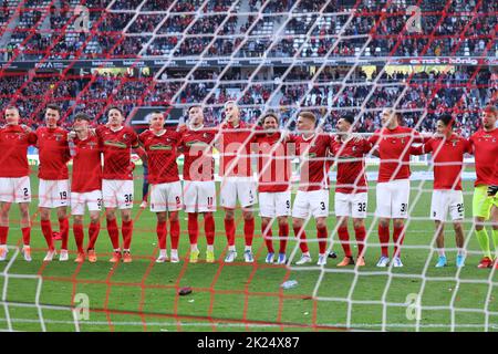 Jubel, Trubel, Heiterkeit, die Freiburger Spieler um Christian Günter (Freiburg) feiern vor der Fankurve den 3:0 Sieg im Spiel der 1. FBL: 21-22: 30. Stockfoto