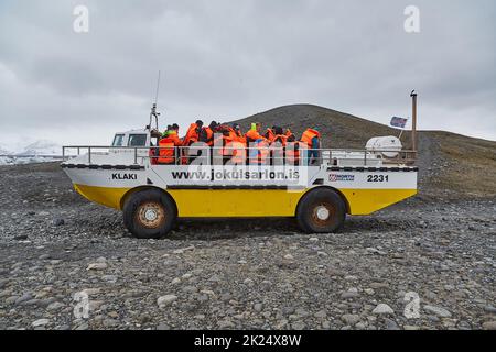 JOKULSARLON, ICELND - 10. MAI 2015: Reiseleiter über die Eisberge auf einer Amphibientour auf dem Gletschersee Jokulsarlon, Island Stockfoto