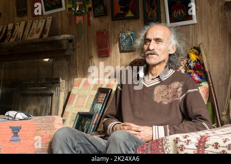 Masuleh, IRAN - 22. Dezember 2017 Porträt des alten Mannes in seinem Laden, der Kunstwerke aus Steingut verkauft. Stockfoto