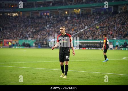 Roland Sallai (Freiburg) beim Spiel um den DFB-Pokal 2021-22, HF: Hamburger SV vs SC Freiburg Stockfoto