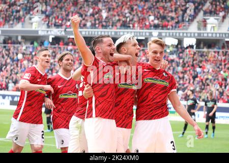 Jubel, Trubel, Heiterkeit, die Freiburger Spieler jubeln den 3:2 Führungsstreffer von Philipp Lienhart (Freiburg) im Spiel der 1. FBL: 21-22: 31. Spt Stockfoto