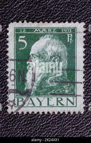 Potsdam, Deutschland - APR 26, 2022. Deutsches Reich. Nahaufnahme einer Briefmarke, die ein Porträt von Luitpold Karl Joseph Wilhelm von Bayern zeigt, anlässlich von Stockfoto