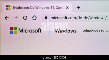 Hamburg, Deutschland - 27. April 2022: Extreme Nahaufnahme der Microsoft-Firmenhomepage auf LCD-Display im Internet-Browser Stockfoto
