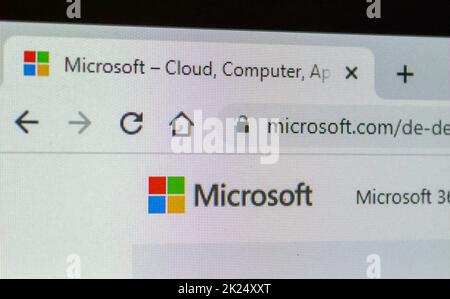 Hamburg, Deutschland - 27. April 2022: Extreme Nahaufnahme der Microsoft-Firmenhomepage auf LCD-Display im Internet-Browser Stockfoto