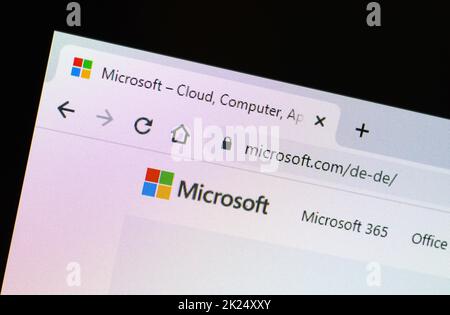 Hamburg, Deutschland - 27. April 2022: Extreme Nahaufnahme der Microsoft-Firmenhomepage auf LCD-Display im Internet-Browser Stockfoto