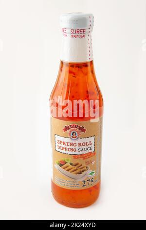 WETZLAR, DEUTSCHLAND - 2022-04-05: Flasche SUREE Brand Spring Roll Dipping Sauce auf weißem Hintergrund. Stockfoto