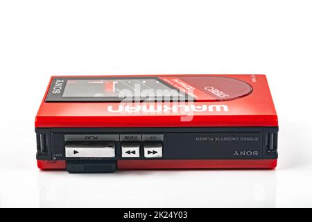 WETZLAR, DEUTSCHLAND: 2022-04-16: Schöner, alter Sony WALKMAN ® WM-24 in Rot auf hellem Hintergrund. Stockfoto