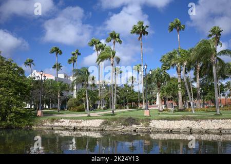 ORANJESTAD, ARUBA - 14. DEZEMBER 2020: Queen Wilhelmina Park im Stadtzentrum von Oranjestad auf der Karibikinsel Aruba Stockfoto