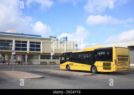 ORANJESTAD, ARUBA - 14. DEZEMBER 2020: Busterminal des öffentlichen Verkehrsunternehmens Arubus N.V. im Stadtzentrum von Oranjestad, Aruba (Selectiv Stockfoto