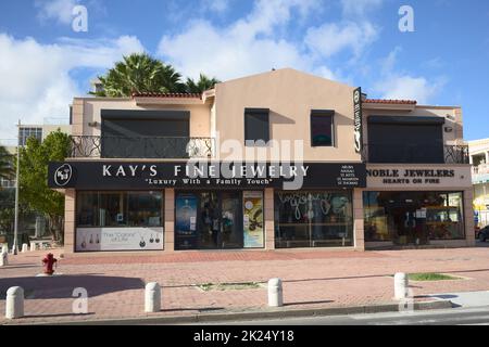 ORANJESTAD, ARUBA - 14. DEZEMBER 2020: Noble Jewelers und Kay's Fine Jewelry Shops entlang des Lloyd G. Smith Blvd in der Nähe des Kreuzfahrtterminals in Oranjest Stockfoto