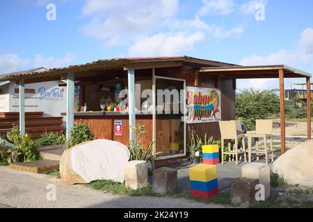 ORANJESTAD, ARUBA - 14. DEZEMBER 2020: Sabor Guajiro Dushi Food Stand bietet kolumbianische Gerichte und frische Fruchtsäfte und Milchshakes auf Paardenbaaist Stockfoto