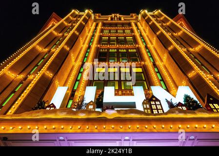 Fassade des zentralen Kaufhauses Tsum mit weihnachtlicher Beleuchtung in Kiew, Ukraine Stockfoto