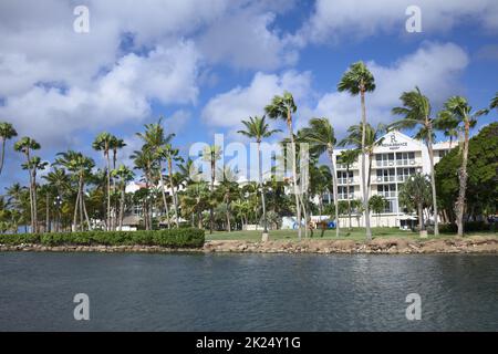 ORANJESTAD, ARUBA - 14. DEZEMBER 2020: Renaissance Resort und Renaissance Beach mit Schwimmbädern und einem natürlichen Pool im Stadtzentrum von Oranjesta Stockfoto