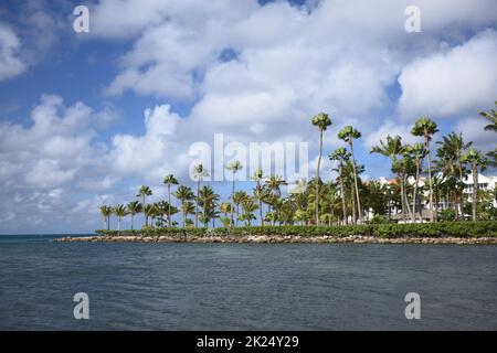 ORANJESTAD, ARUBA - 14. DEZEMBER 2020: Renaissance Resort und Renaissance Beach mit Schwimmbädern und einem natürlichen Pool im Stadtzentrum von Oranjesta Stockfoto